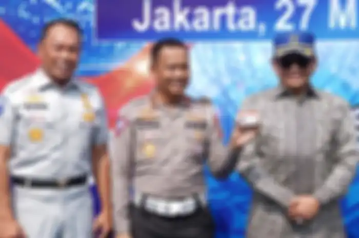 Kakorlantas Polri, Irjen Pol Aan Suhanan menunjukkan SIM C1.