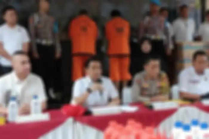 Pabrik pembuatan oli palsu beromzet Rp 5,2 miliar digerebek polisi di Tangerang, Banten para pelaku berhasil ditangkap polisi.