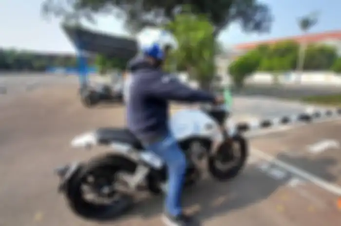 Apakah untuk bikin SIM C1 harus punya motornya dulu?