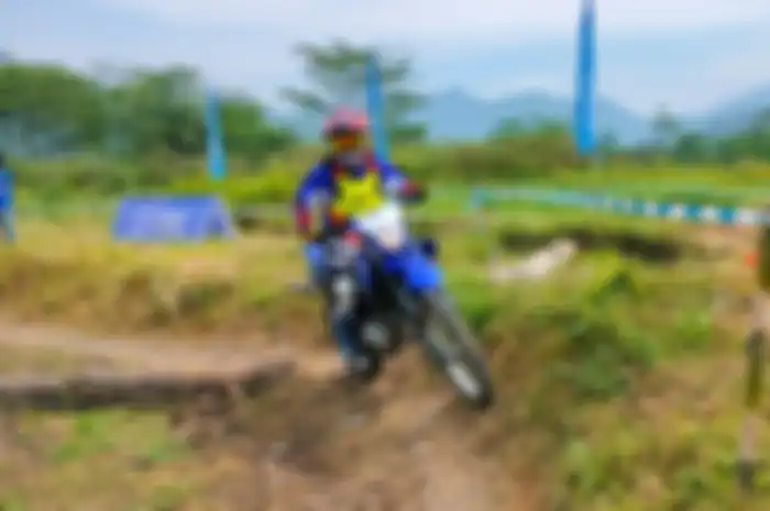 MOTOR Plus menjajal Yamaha WR155R di lintasan tanah dengan berbagai obstacle.