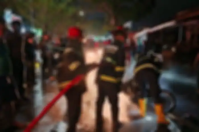 Motor dan warung terbakar akibat merokok saat isi bensin eceran di Padang