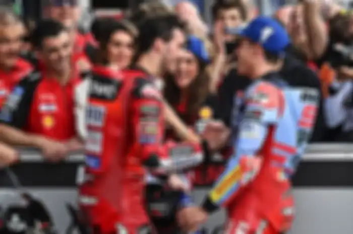 Heboh Marc Marquez (kanan) resmi jadi teman satu tim Francesco Bagnaia (kiri) di Ducati Lenovo Team musim MotoGP 2025