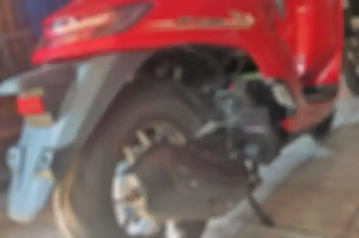 Modifikasi motor Honda Stylo 160 pakai knalpot Vespa matic.
