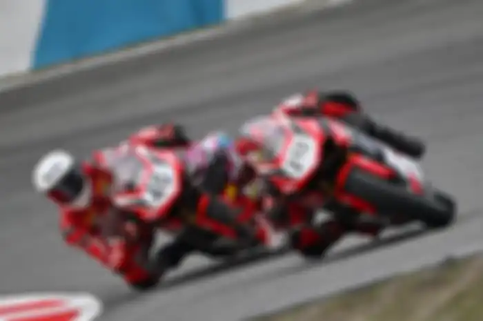 Dua pembalap Astra Honda Racing Team, Kiandra Ramadhipa (#212) dan Herjun Atna (#46) menguasai podium Race 1 AP250 ARRC Jepang 2024. 