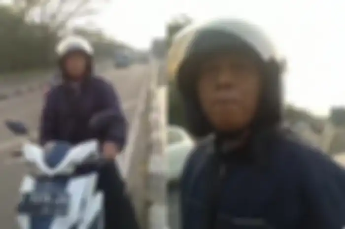 Seorang pemotor ngamuk dan memarahi pemotor lain karena tidak terima ditegur karena merokok di jalan raya di Bandung.