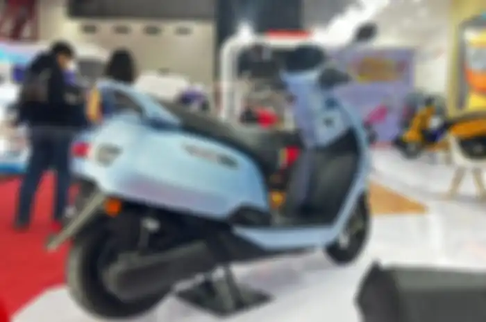 TVS Motor Company pamerkan motor listrik premium TVS iQube di Pekan Raya Jakarta (PRJ) yang berlangsung hari ini, Rabu (12/6/2024).