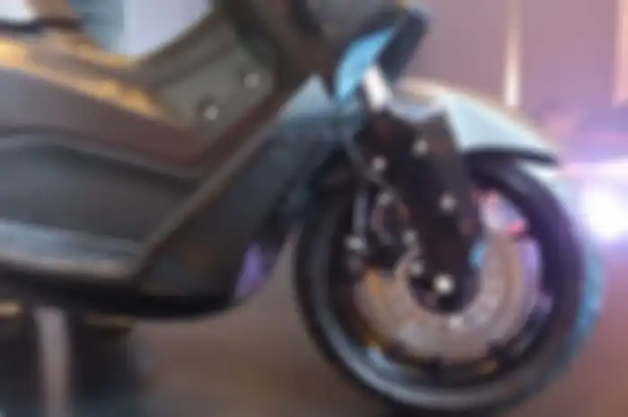 Pelek depan Yamaha NMAX Turbo masih pakai model jadul lebar 3 inci dengan diameter ring 13.