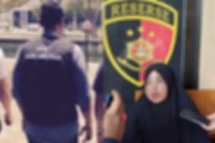Ilustrasi debt collector (kiri) dan Liska (40) ibu penyandang disabilitas pemilik motor Honda BeAT yang dirampas debt collector gadungan di Bangka Selatan (kanan).