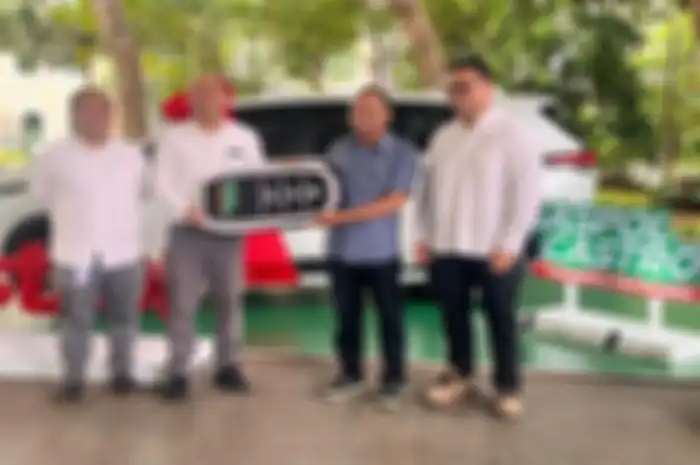 Momen penyerahan hadiah dari Castrol.