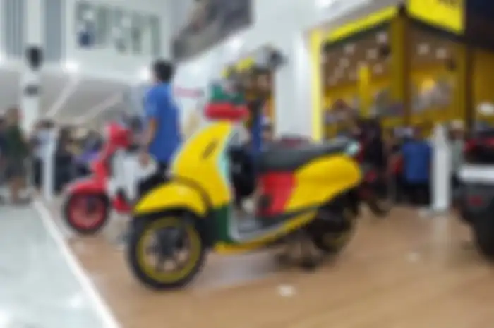 Modifikasi motor Yamaha Grand Filano warna ala Vespa Sean Wotherspoon di PRJ Kemayoran.
