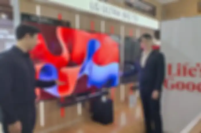 TV LG OLED evo C4 dipamerkan di Pekan Raya Jakarta 2024.