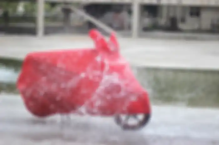 Ada bahan cover motor dari CoverSuper yang membuat tahan dari air.