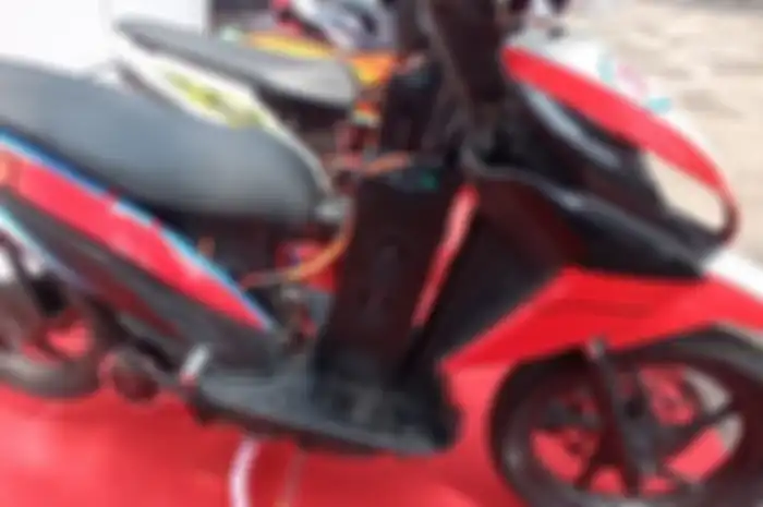 Dipasang dinamo mid-drive dan ada baterai di dek tengah motor.
