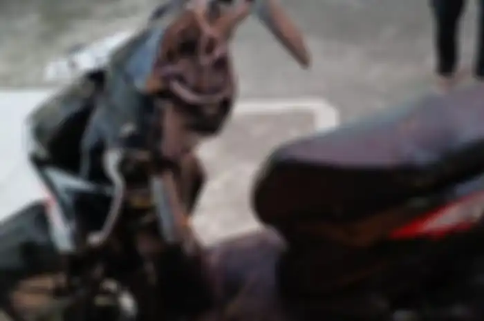 Motor korban kecelakaan yang terlihat terlipat dan ringsek di bagian depan