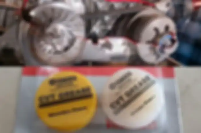 Foto ilustrasi CVT elektronik Yamaha NMAX Turbo 2024 dan grease.