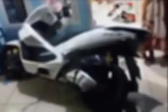 Ojol tidak sabar cari alamat, motor Honda PCX ditendang sampai bikin kaca jendela pecah