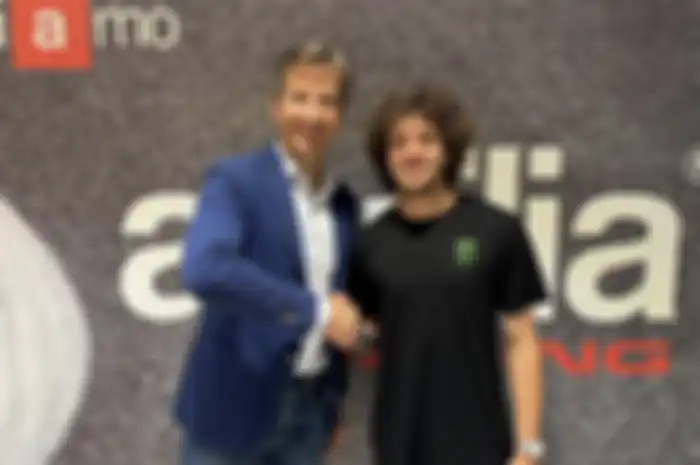 Marco Bezzecchi (kanan) resmi jadi pembalap skuat MotoGP pabrikan Aprilia Racing di 2025 jabat tangan dengan CEO Aprilia Racing Massimo Rivola (kiri)