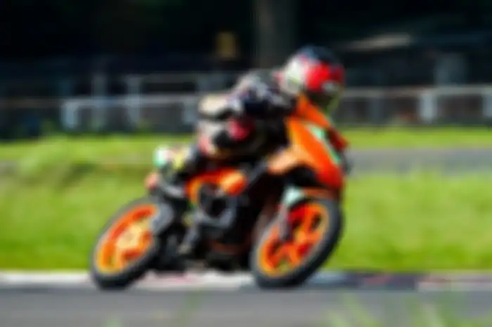 Ilustrasi balap motor listrik konversi.