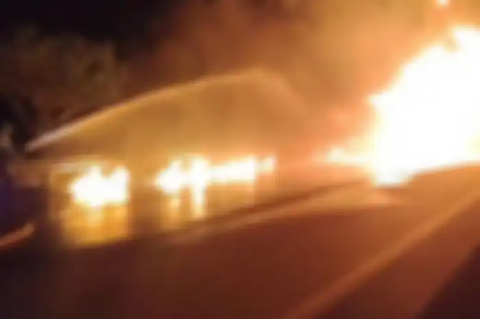 Petugas yang berusaha memadamkan api dari truk tangki Pertamina yang membawa Pertalite di Tol Ngawi.