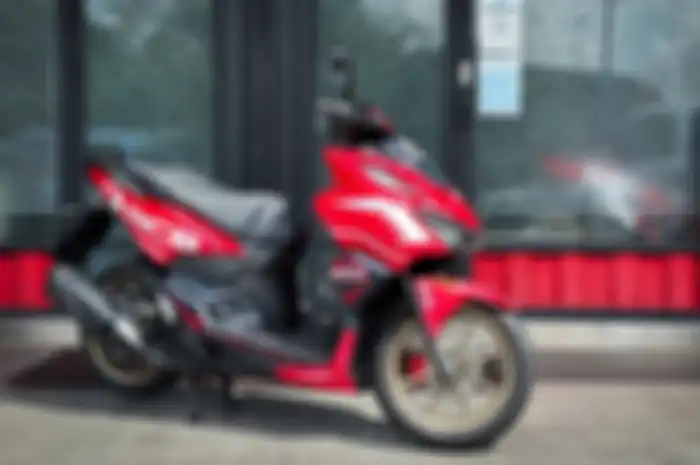 Modifikasi motor Honda Vario 160 pakai pelek RCB baru.