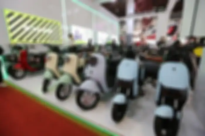 Booth Saige di Jakarta Fair 2024, banyak diskon motor listrik hingga bonus.