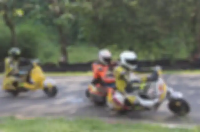 Para pembalap Vespa 2-tak.