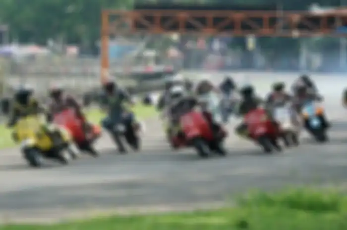 Beberapa Vespa bersaing ketat di Scooter Prix 2024.