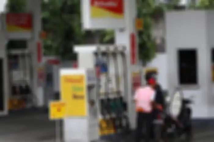 Foto ilustrasi SPBU Shell. Harga bensin Shell turun saingan Pertamax jadi segini per 1 Juli 2024.