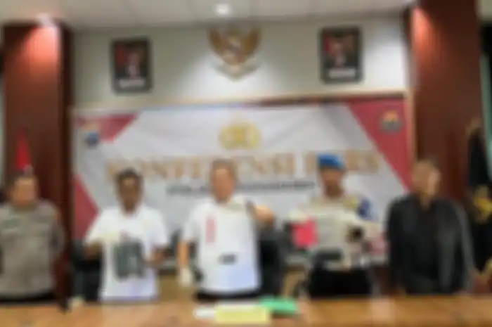 Polres Wonosobo menggelar konferensi pers dengan menunjukkan barang bukti pembunuhan yang dilakukan  BGS (15) dan merampas motor korban.