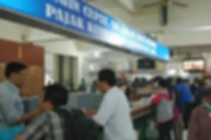 Ilustrasi pembayaran pajak motor diwakilkan orang lain di kantor samsat.