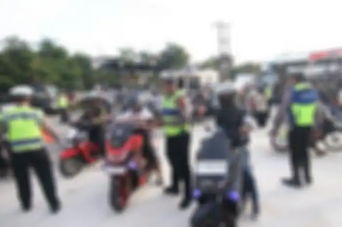 Operasi razia pajak motor oleh polisi di Balikpapan, Kalimantan Timur, Rabu (29/5/2024).