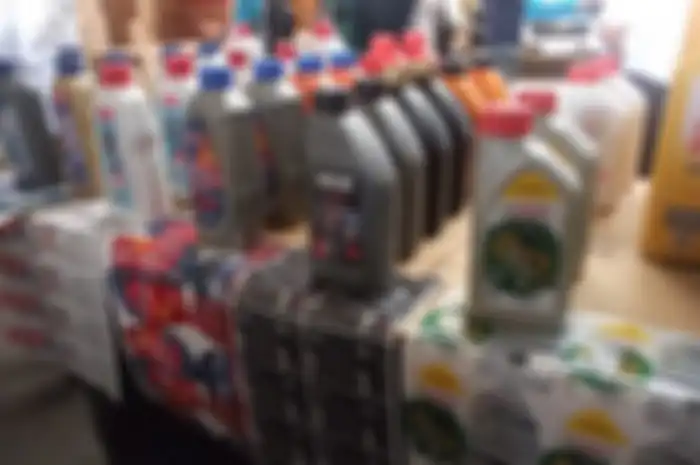 Polisi bongkar pemalsuan oli dan menangkap pelaku, ribuan botol oli MPX 1 disita.