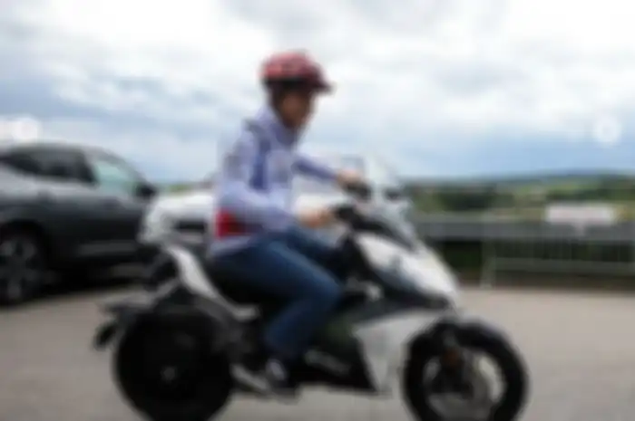 MotoGP Jerman 2024 dihelat di Sirkuit Sachsenring, Minggu (7/7/2024), Marc Marquez asyik wara-wiri naik motor listrik Felo FW-06 yang punya spek dewa.