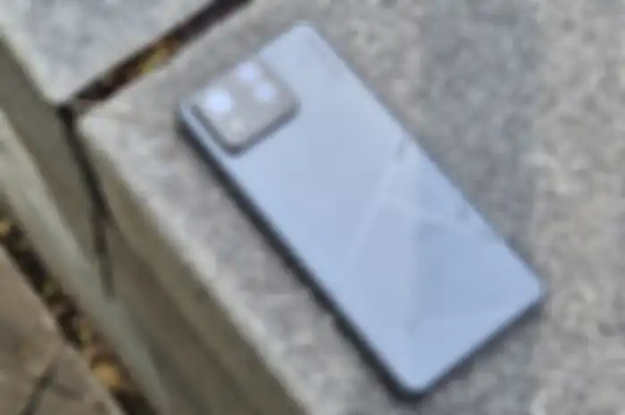 Desain back panel Zenfone 11 Ultra yang menggunakan logo monogram ASUS