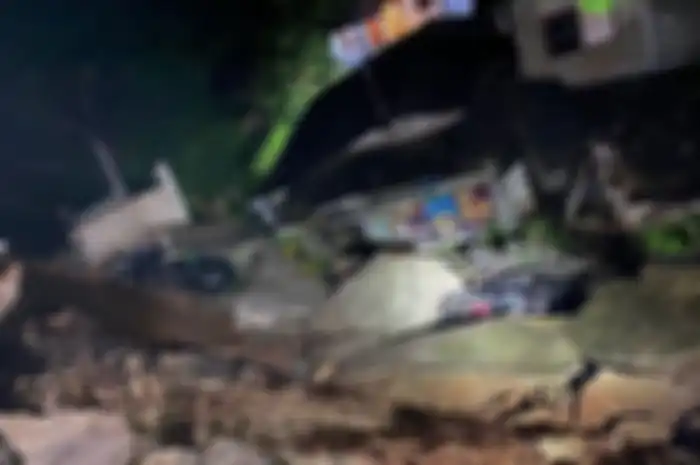 Hujan deras yang melanda kawasan Cipayung, Depok sampai mengakibatkan tanah longsor dan efeknya dua motor tertimbun pada Senin (8/7).  