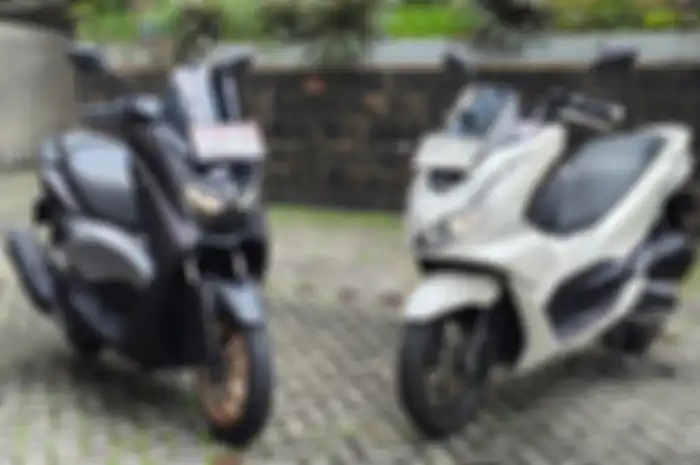 Begini perbandingan ban dan pelek Yamaha NMAX Turbo (kiri) dan Honda PCX 160 (kanan).