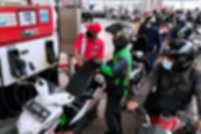 Ilustrasi isi bensin Pertalite di SPBU Pertamina. Cek daftar motor Honda, Yamaha, Suzuki dan Kawasaki yang dilarang isi Pertalite.