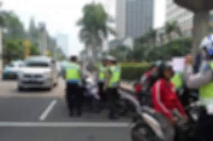 Razia besar-besaran Operasi Zebra 2024 masih digelar, hindari main ponsel saat berkendara karena dendanya bikin dompet jebol.
