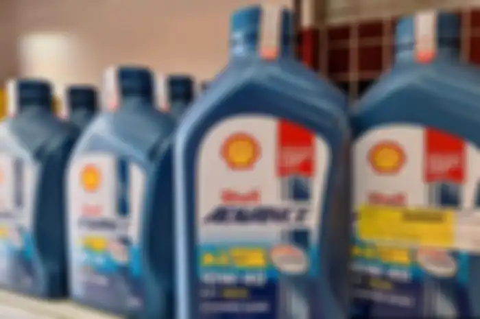 Oli palsu makin marak menggunakan merek terkenal seperti Shell, cara membedakan oli asli atau palsu cukup pakai air.