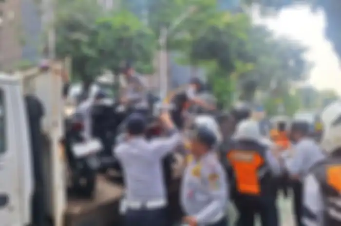 Razia Parkir Liar di Jakarta Digelar Belasan Motor Dikandangin Tukang Parkir Terdiam