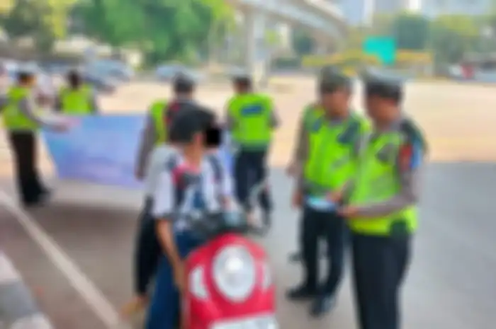 Pemotor tidak pakai helm ditindak dalam razia Operasi Patuh Jaya 2024.