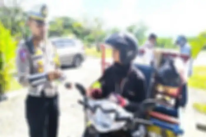 Foto ilustrasi. Razia Operasi Patuh 2024 di Mamuju memberhentikan pemotor.