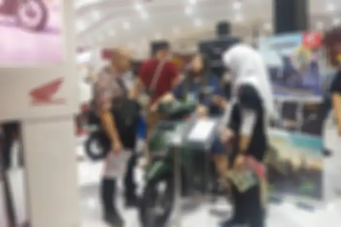 Pengunjung sedang mencoba All New Honda BeAT di booth AHM