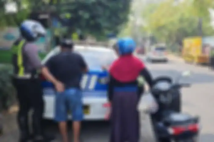 Ilustrasi, seorang pemotor ditangkap polisi tidak pakai helm saat razia Operasi Patuh 2024 di Slipi Jakarta Barat.