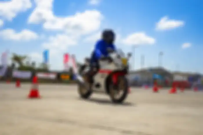 Test ride Yamaha R15 di tengah event Yamaha Sunday Race. 