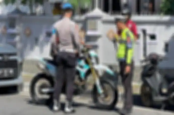 Polisi menilang pemotor di razia Operasi Patuh 2024 di Ternate.