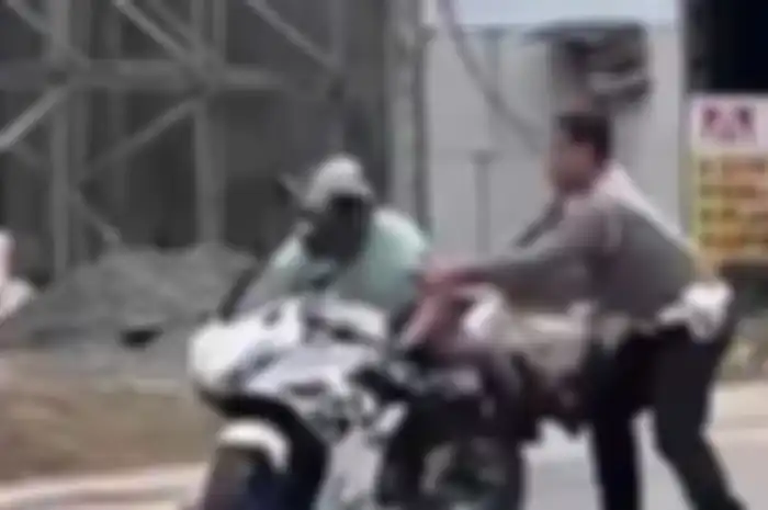 Video Rider Suzuki GSX-R150 Nekat Mau Terobos Razia Polisi Jadi Korban Tertabrak 