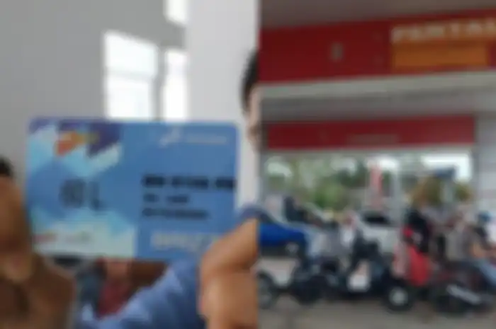 Ilustrasi kartu Fuel Card 5.0 (kiri) dan motor antri bensin Pertalite (kanan).