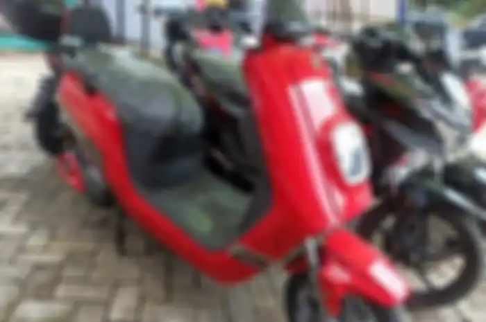 Ilustrasi motor listrik yang wajib asuransi tahun depan.