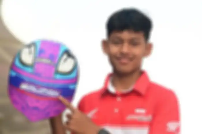 Pembalap Indonesia Veda Ega Pratama pamer grafis helm baru untuk ARRC Mandalika.